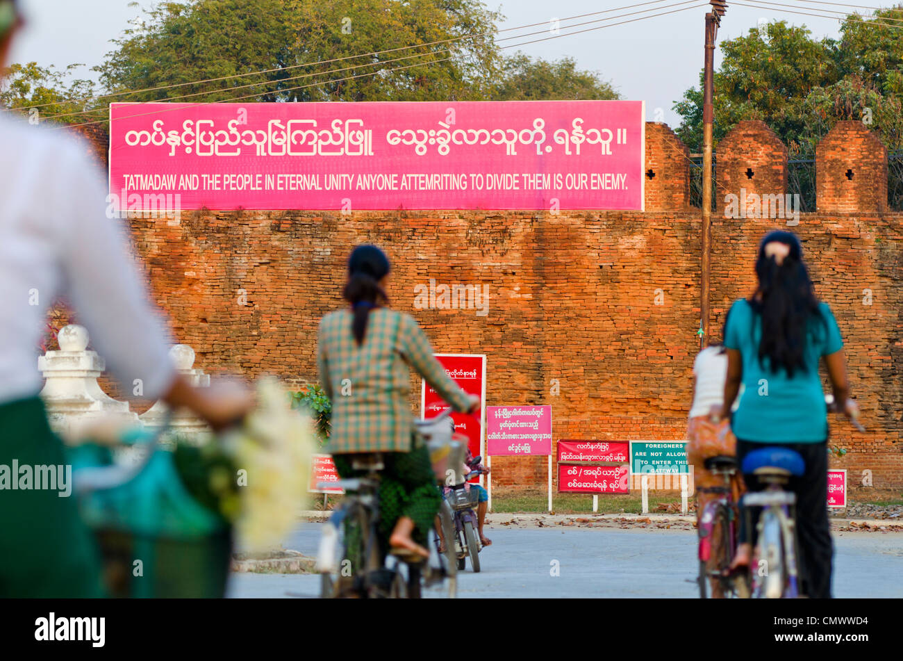 La Propaganda poster sulle pareti del Palazzo di Mandalay, Mandalay Myanmar Foto Stock