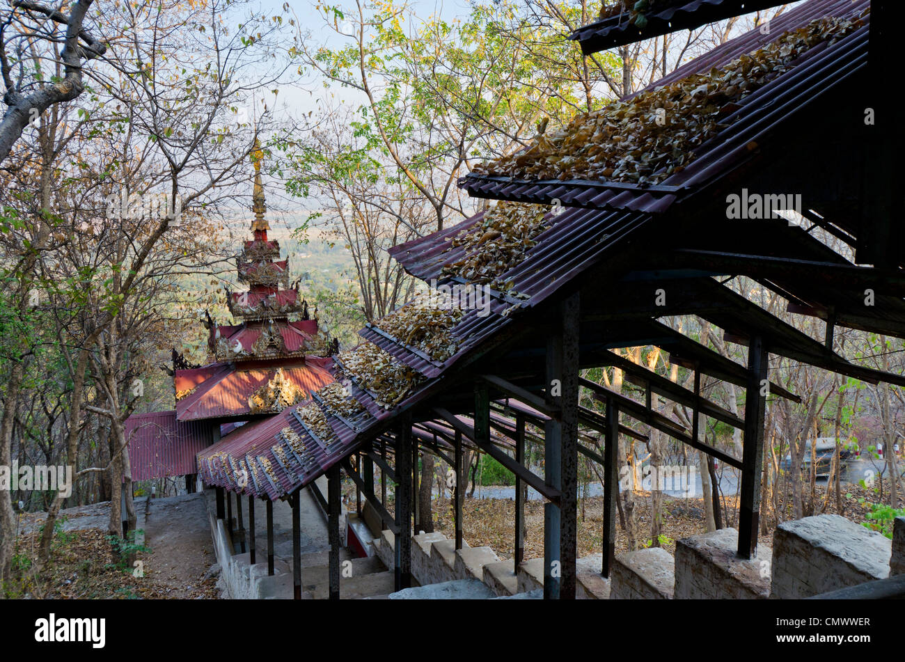 Metallo ondulato scorrazzava tempio che conduce fino al Mandalay Hill, Mandalay Myanmar Foto Stock