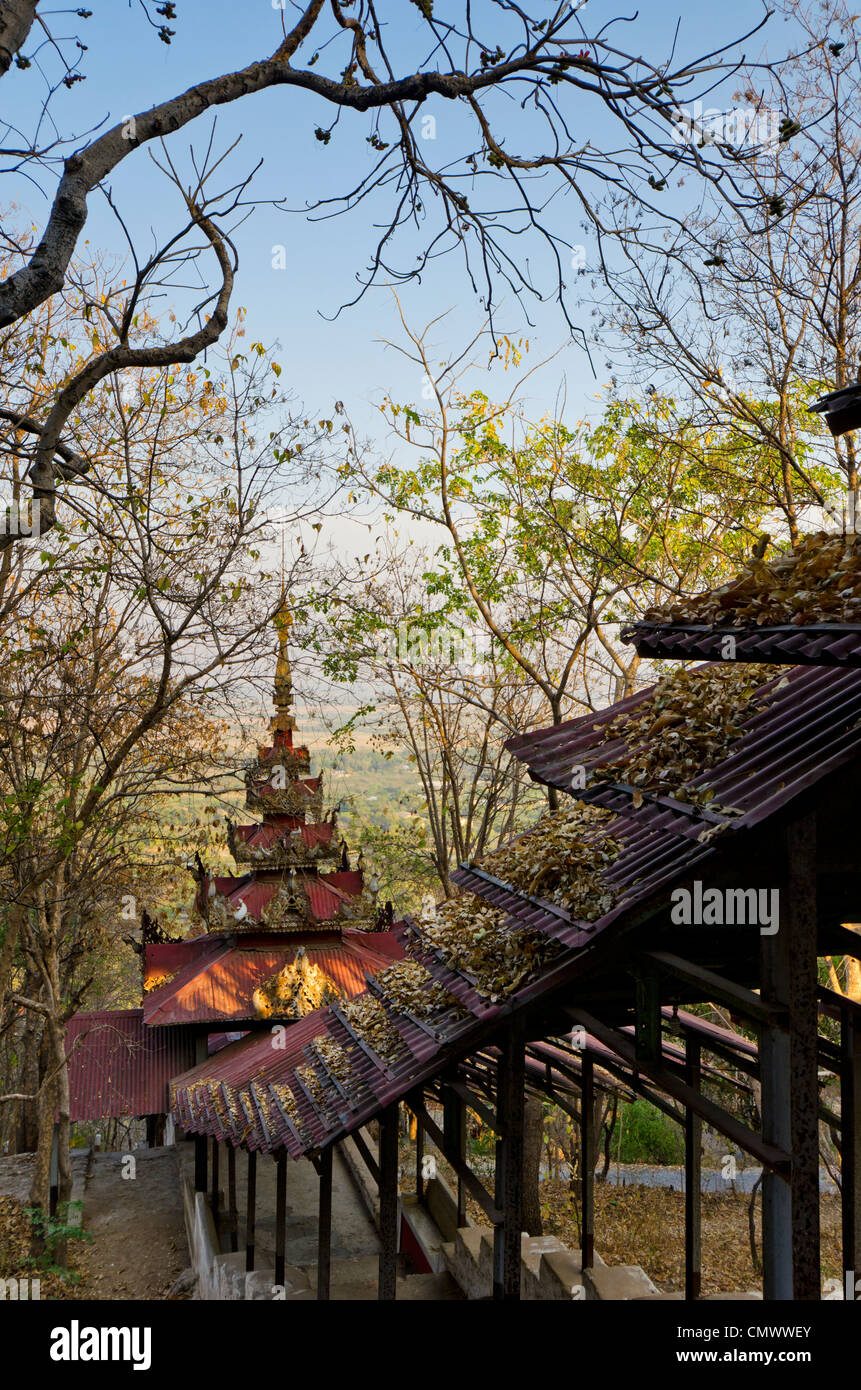 Metallo ondulato scorrazzava tempio che conduce fino al Mandalay Hill, Mandalay Myanmar Foto Stock