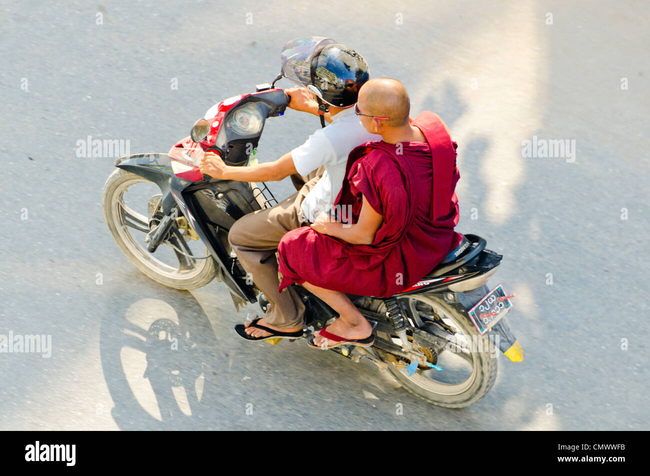 Monaco sul retro della moto, Mandalay Myanmar Foto Stock