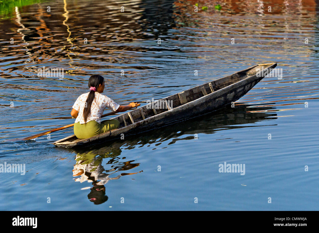 Le donne il pendolarismo intorno al villaggio galleggiante in barca sul Lago Inle, Myanmar Foto Stock