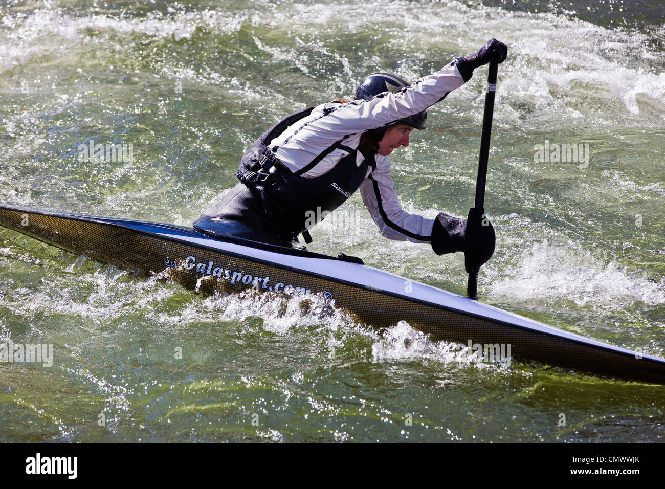 Femmina di whitewater Kayak slalom racer, Arkansas River, Salida, Colorado, STATI UNITI D'AMERICA Foto Stock