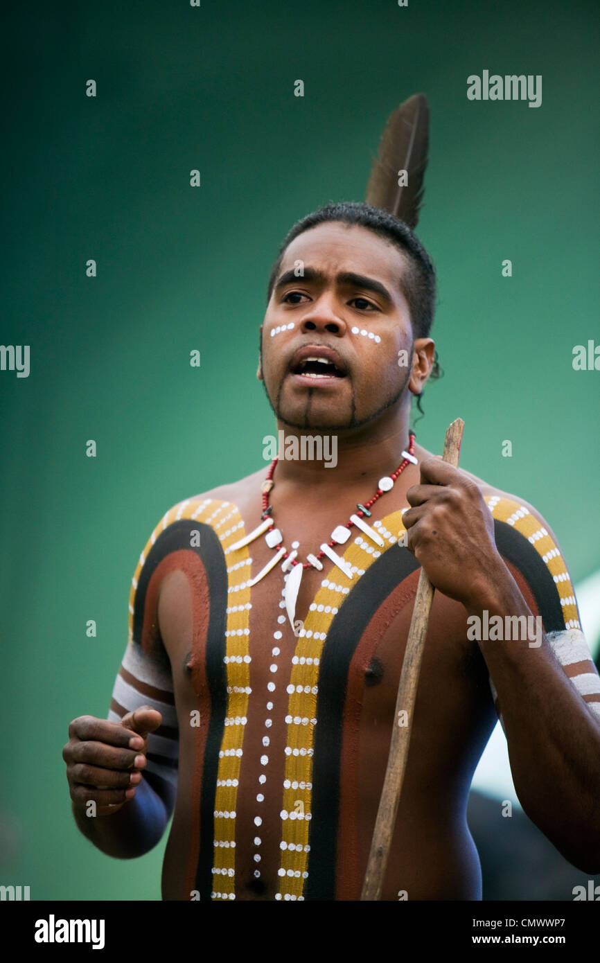 Ballerino indigeni a Tjapukai Aboriginal Cultural Park. Smithfield, Cairns, Queensland, Australia Foto Stock