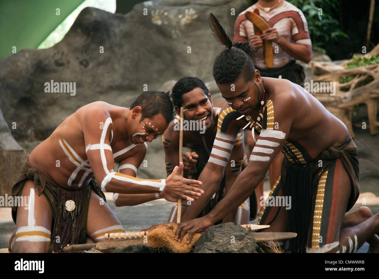 Artisti indigeni utilizzando i metodi tradizionali per fare fuoco. Cairns, Queensland, Australia Foto Stock