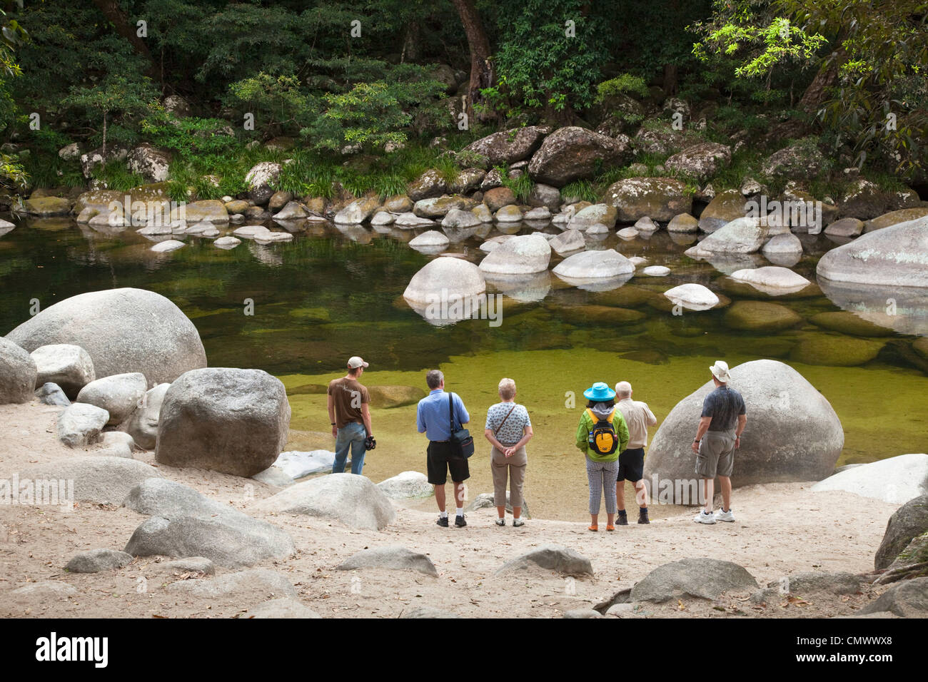 I turisti a Mossman Gorge - una popolare area della piscina nel Parco Nazionale Daintree. Mossman, Queensland, Australia Foto Stock