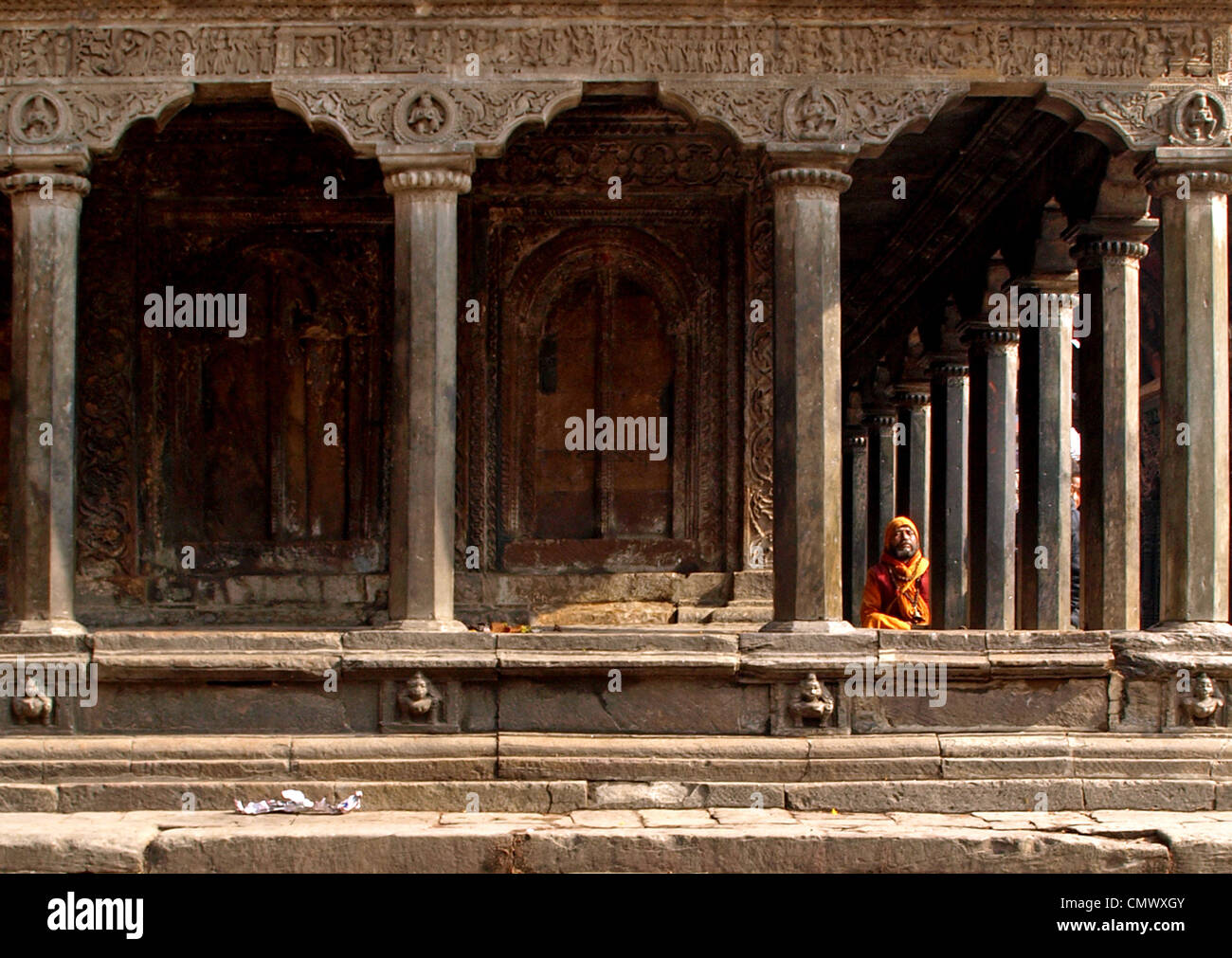 Hindu uomo seduto al di fuori di un tempio di Patan Durbar Square. Foto Stock