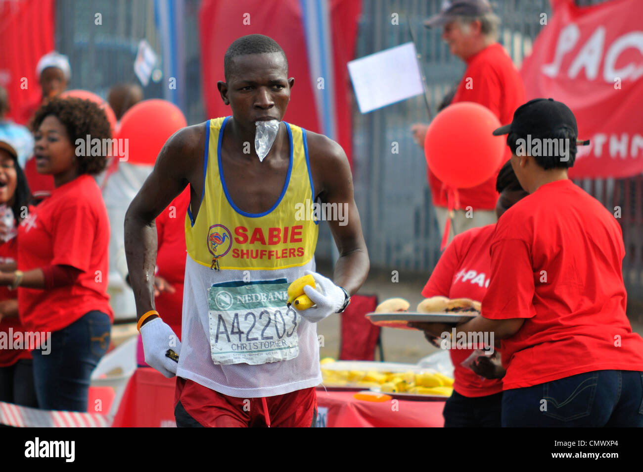 Runner nel 2009 compagni Marathon passando attraverso Pinetown Foto Stock