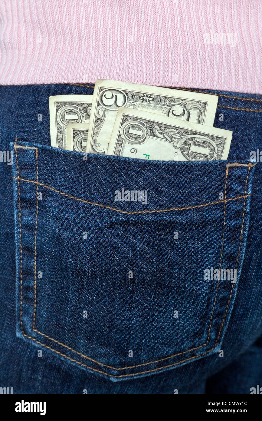 Foto di alcuni di noi le banconote nella tasca posteriore di un womans jeans. Foto Stock