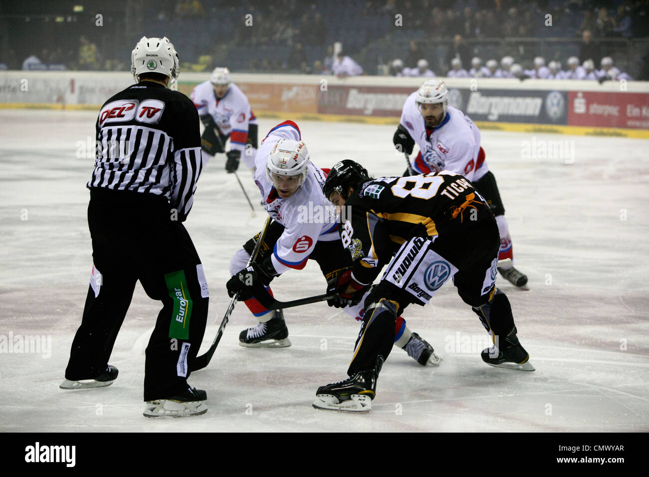 Sport, hockey su ghiaccio, Deutsche Eishockey Liga, 2011/2012, Krefeld Pinguine versus Nuernberg Ice Tigers 1:3, scena della partita, da sx a dx arbitro, Yan Stastny (NIT), Rok Ticar (KP) Foto Stock