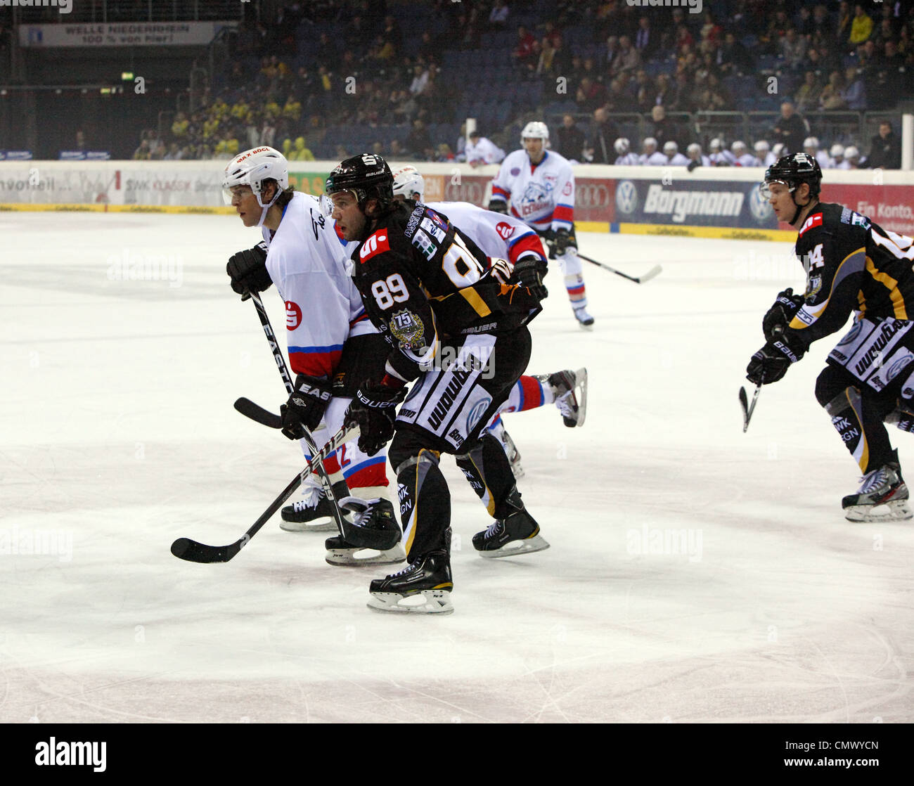 Sport, hockey su ghiaccio, Deutsche Eishockey Liga, 2011/2012, Krefeld Pinguine versus Nuernberg Ice Tigers 1:3, scena della partita, da sx a dx Yan Stastny (NIT), Rok Ticar (KP), Denis Shvidki (KP) Foto Stock