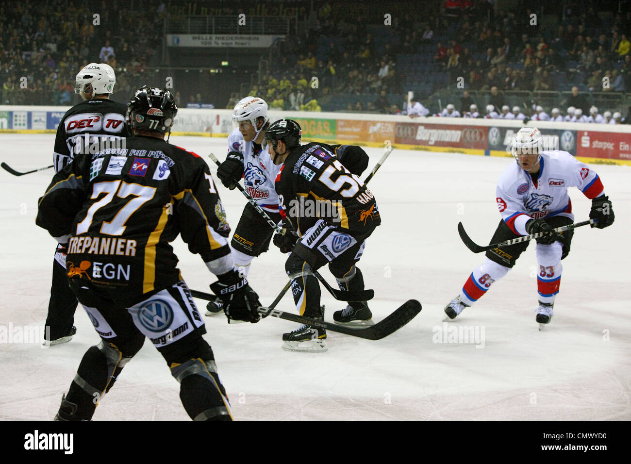 Sport, hockey su ghiaccio, Deutsche Eishockey Liga, 2011/2012, Krefeld Pinguine versus Nuernberg Ice Tigers 1:3, scena della partita, da sx a dx Pascal Trepanier (KP), Yan Stastny (NIT), Patrick Hager (KP), Adrian Grygiel (NIT) Foto Stock