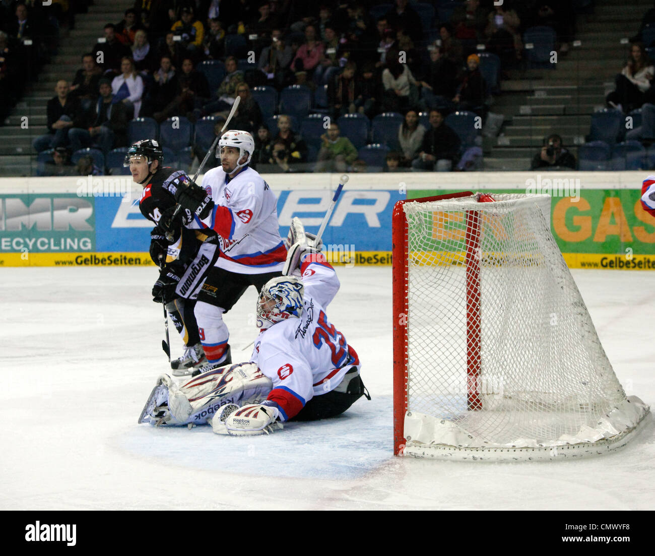 Sport, hockey su ghiaccio, Deutsche Eishockey Liga, 2011/2012, Krefeld Pinguine versus Nuernberg Ice Tigers 1:3, scena della partita, da sx a dx Denis Shvidki (KP), Gregorio Leeb (NIT), portiere Patrick Ehelechner (NIT) Foto Stock
