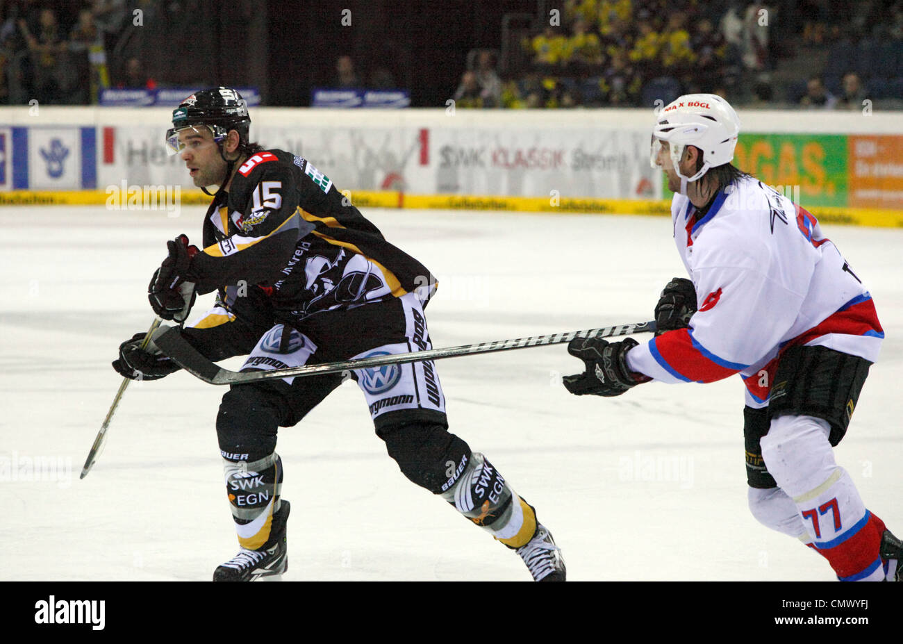 Sport, hockey su ghiaccio, Deutsche Eishockey Liga, 2011/2012, Krefeld Pinguine versus Nuernberg Ice Tigers 1:3, scena della partita, da sx a dx Duncan Milroy (KP), Paul Traynor (NIT) Foto Stock