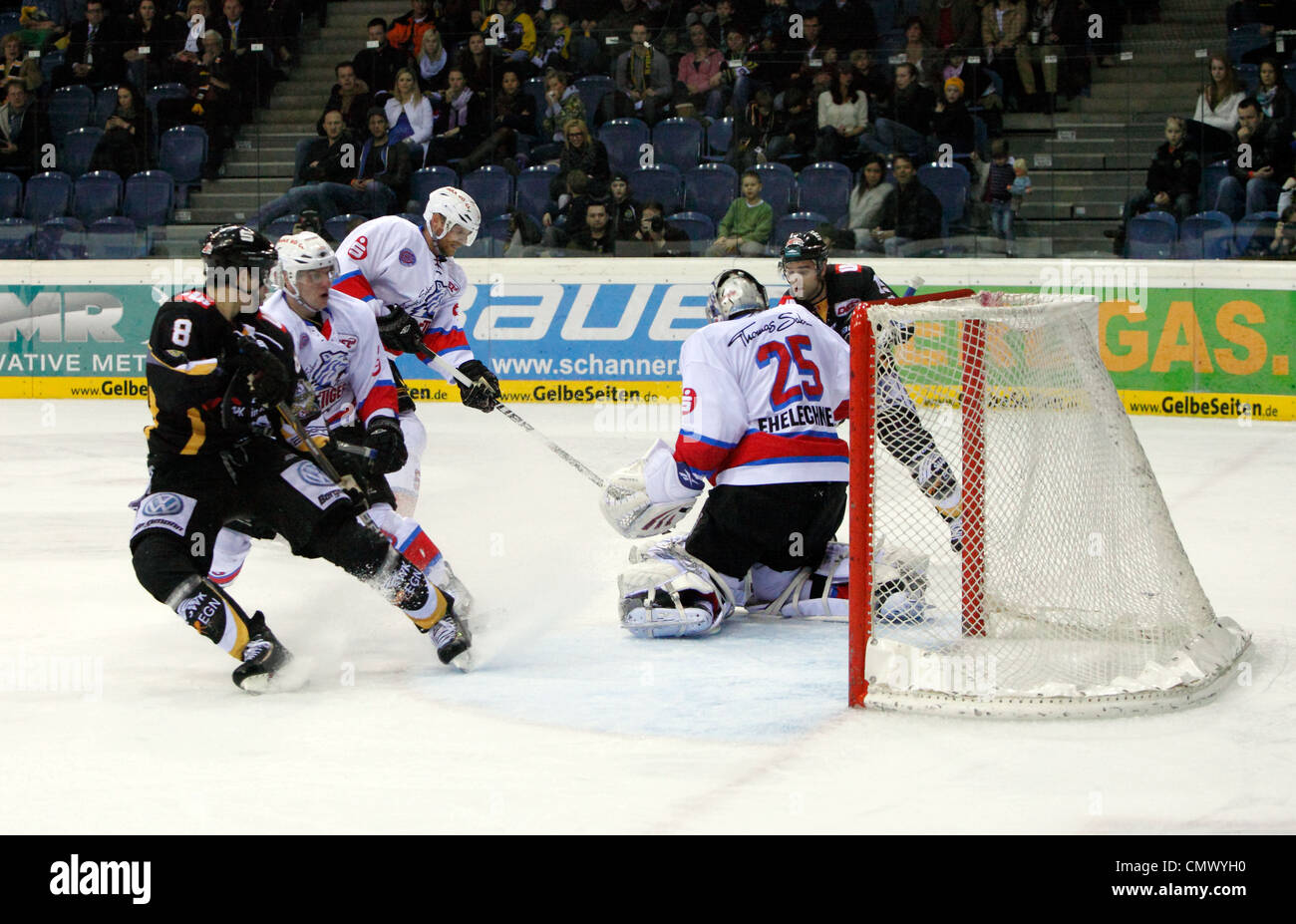 Sport, hockey su ghiaccio, Deutsche Eishockey Liga, 2011/2012, Krefeld Pinguine versus Nuernberg Ice Tigers 1:3, scena della partita, da sx a dx Sinan Akdag (KP), Bjoern Barta (NIT), Sven Butenschoen (NIT), portiere Patrick Ehelechner (NIT), Duncan Milroy (KP) Foto Stock