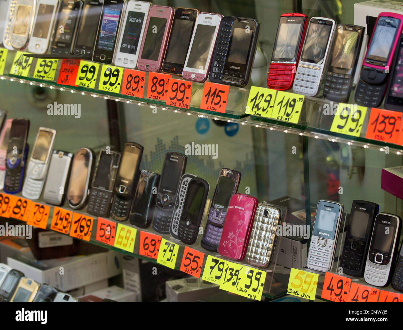 Economici e Nokia Samsung cellulari in una vetrina a Bruxelles, Belgio,  luminoso con schede di prezzo Foto stock - Alamy