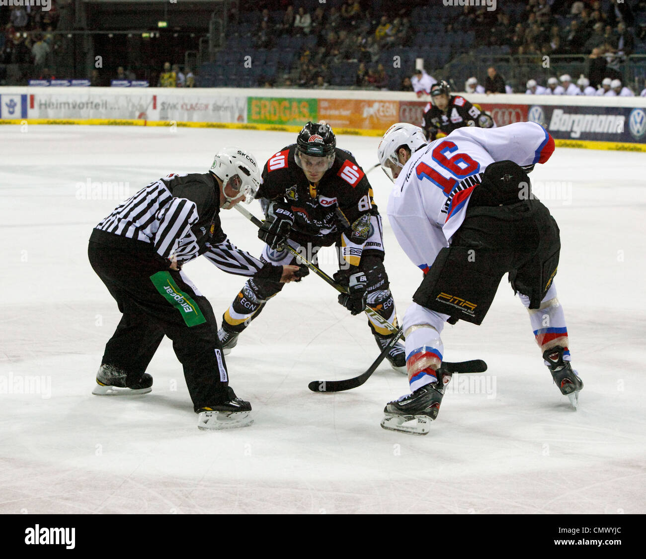 Sport, hockey su ghiaccio, Deutsche Eishockey Liga, 2011/2012, Krefeld Pinguine versus Nuernberg Ice Tigers 1:3, scena della partita, da sx a dx arbitro, Daniel Pietta (KP), Eric Chouinard (NIT) Foto Stock