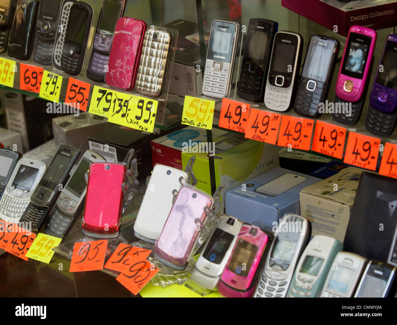 Telefoni economici immagini e fotografie stock ad alta risoluzione - Alamy