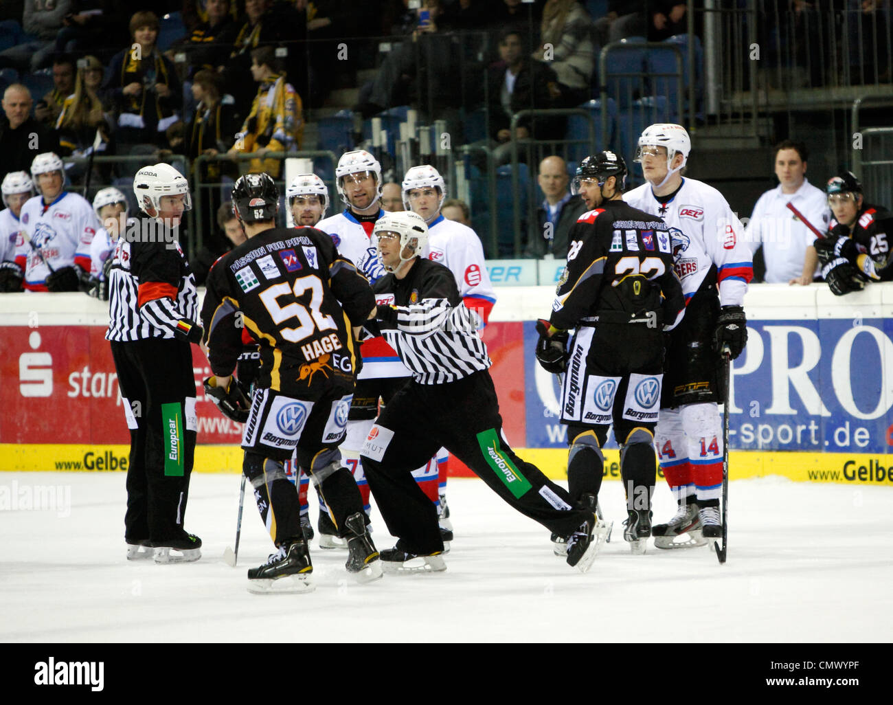 Sport, hockey su ghiaccio, Deutsche Eishockey Liga, 2011/2012, Krefeld Pinguine versus Nuernberg Ice Tigers 1:3, scena del match, Patrick Hager (KP) è inviare off dagli arbitri Foto Stock