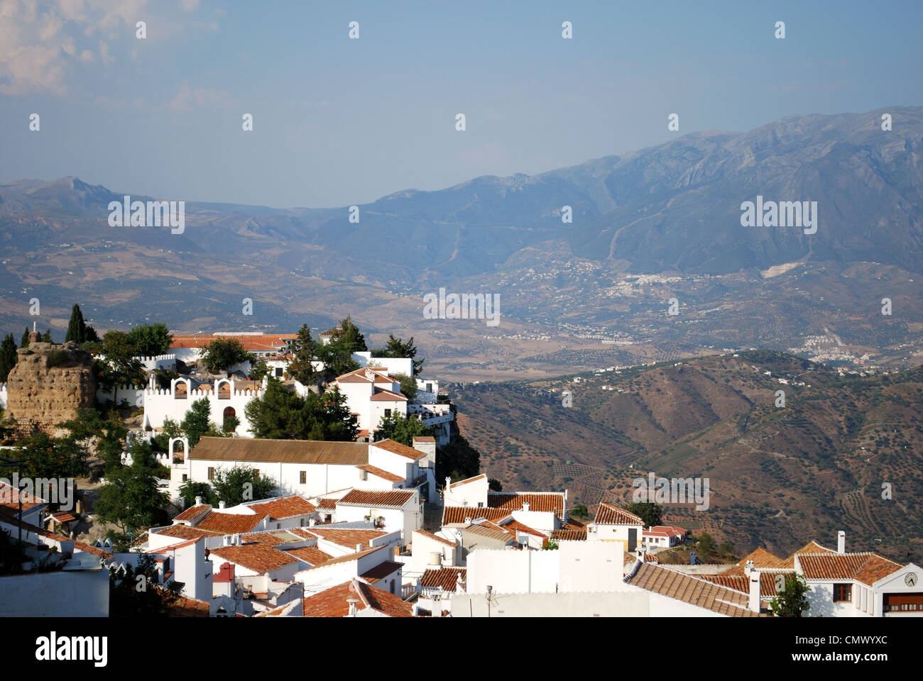 Vista della città e del castello con la sierra de tejeda montagne al posteriore, comares, regione di Axarquia, Andalusia, l'Europa. Foto Stock