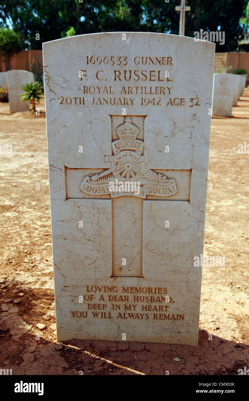 Bengasi. Cirenaica. La Libia. Lapide e tomba di tiratore dal Royal Artillery al Commonwealth War Graves cimitero di Foto Stock