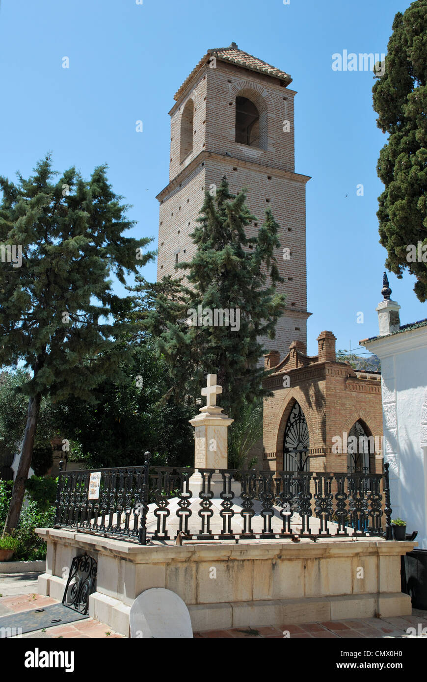 Resti della ormai defunta cimitero con torre a posteriori, castello del Cerro de las Torres, alora, Andalusia, Spagna, Europa occidentale. Foto Stock