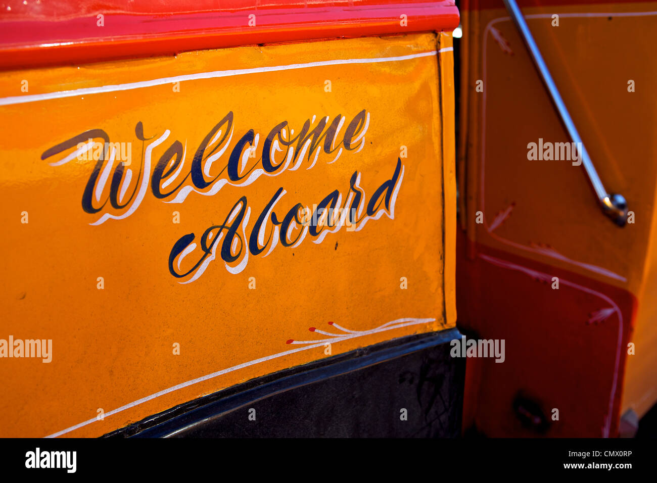 Il vecchio autobus gialli saluto, Malta, Mediterraneo, Europa Foto Stock