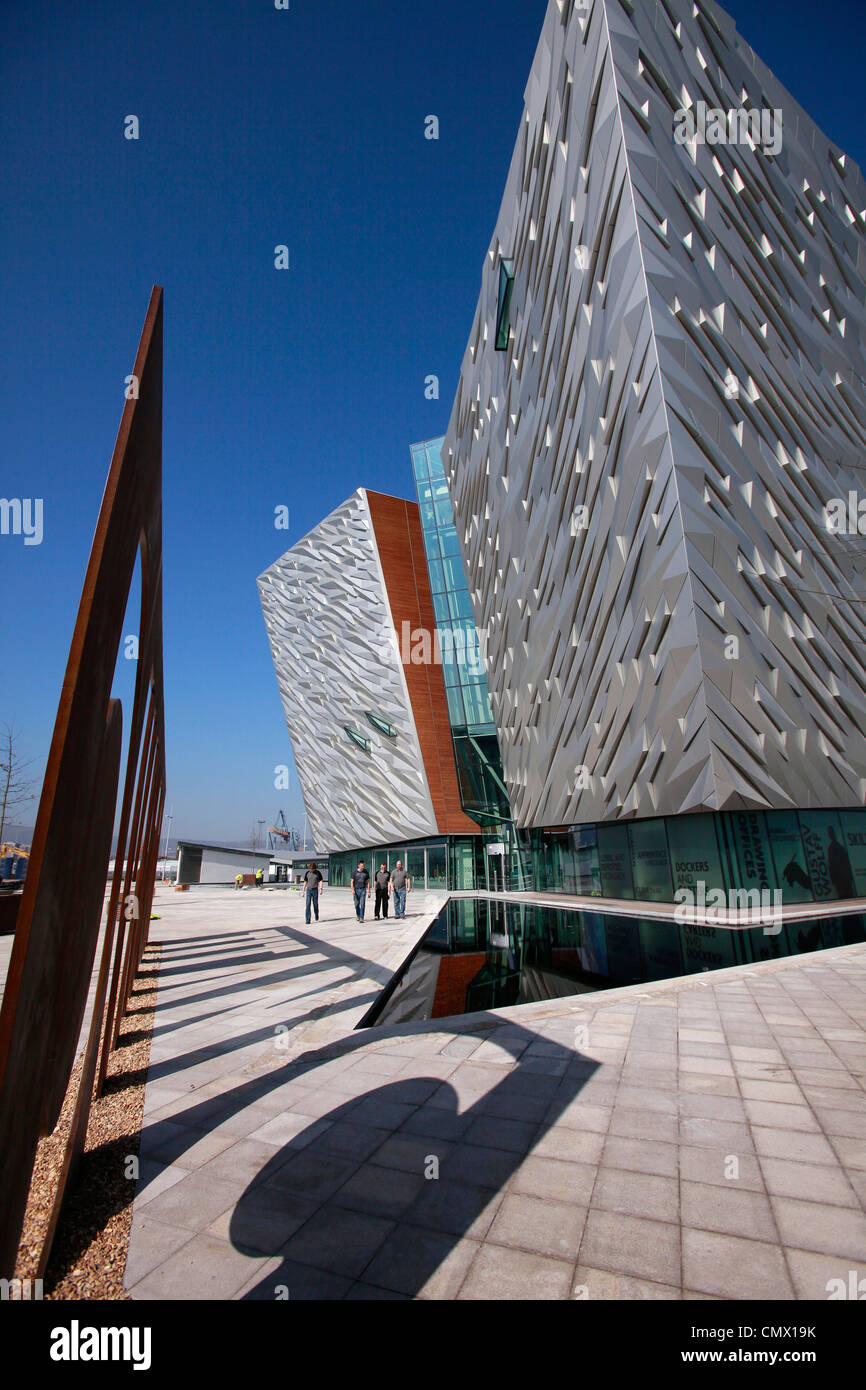 Un ombra da Titanic segno è fuso con il Titanic Visitor Centre in background in Belfast, Irlanda del Nord Foto Stock