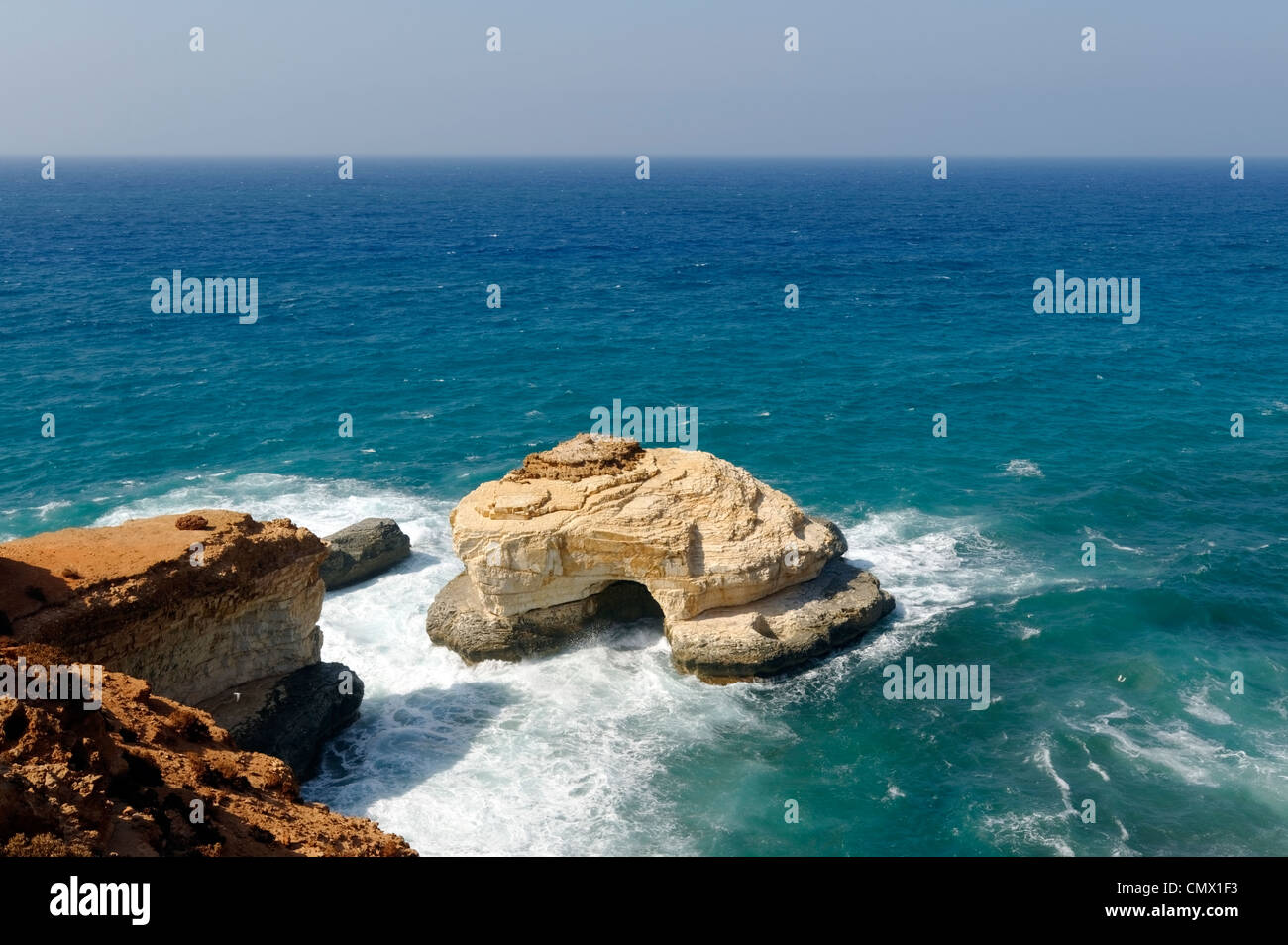 Latrun. La Libia. Vista della Libyan / Mare Mediterraneo e la spettacolare e il robusto orientale costa libica Foto Stock