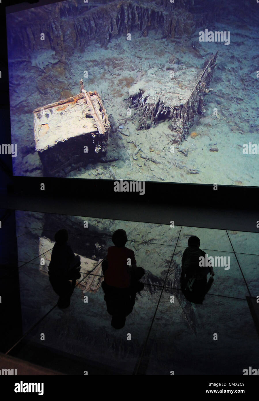 I bambini guardano a una proiezione che mostra un'immagine del relitto del Titanic relitto sul fondo del mare Foto Stock
