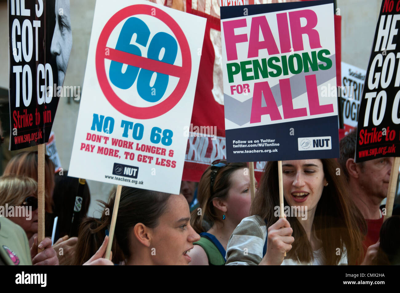 Dimostrazione organizzata dal dado contro le modifiche alle pensioni e l'età del pensionamento. Marzo di giovani insegnanti portando cartelli Foto Stock