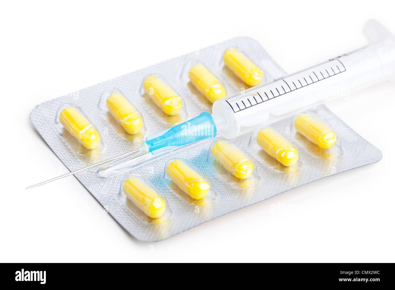 Pillole e siringa, closeup su bianco Foto Stock