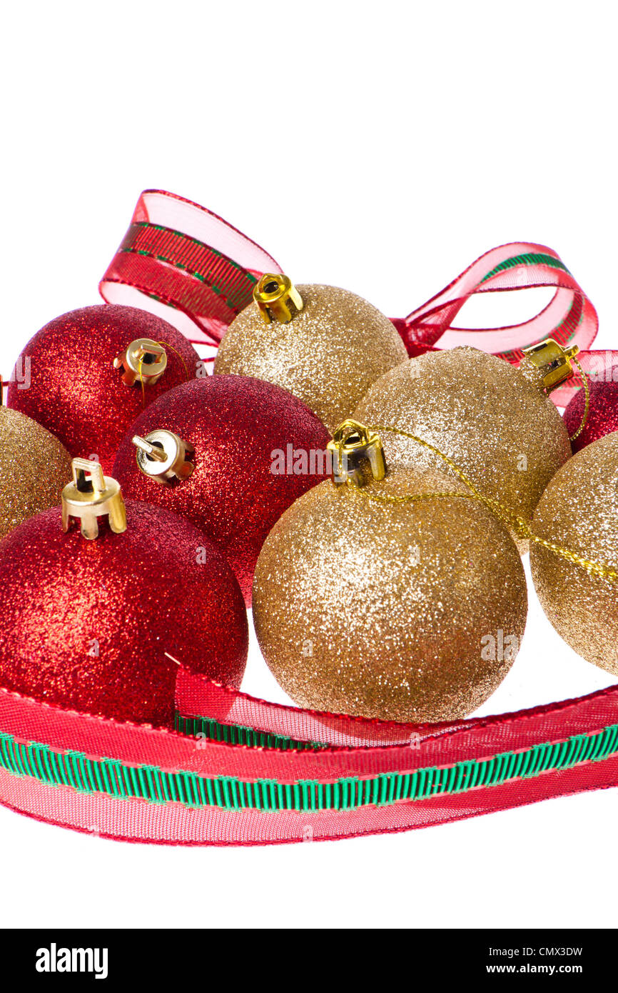 Palle di Natale con grande nastro attorno isolati su sfondo bianco Foto Stock