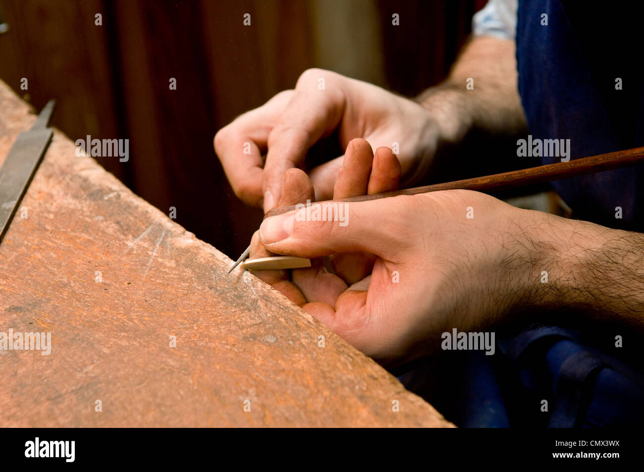 La sagomatura della punta della prua, Raffin Workshop Bowmakers, Parigi Foto Stock