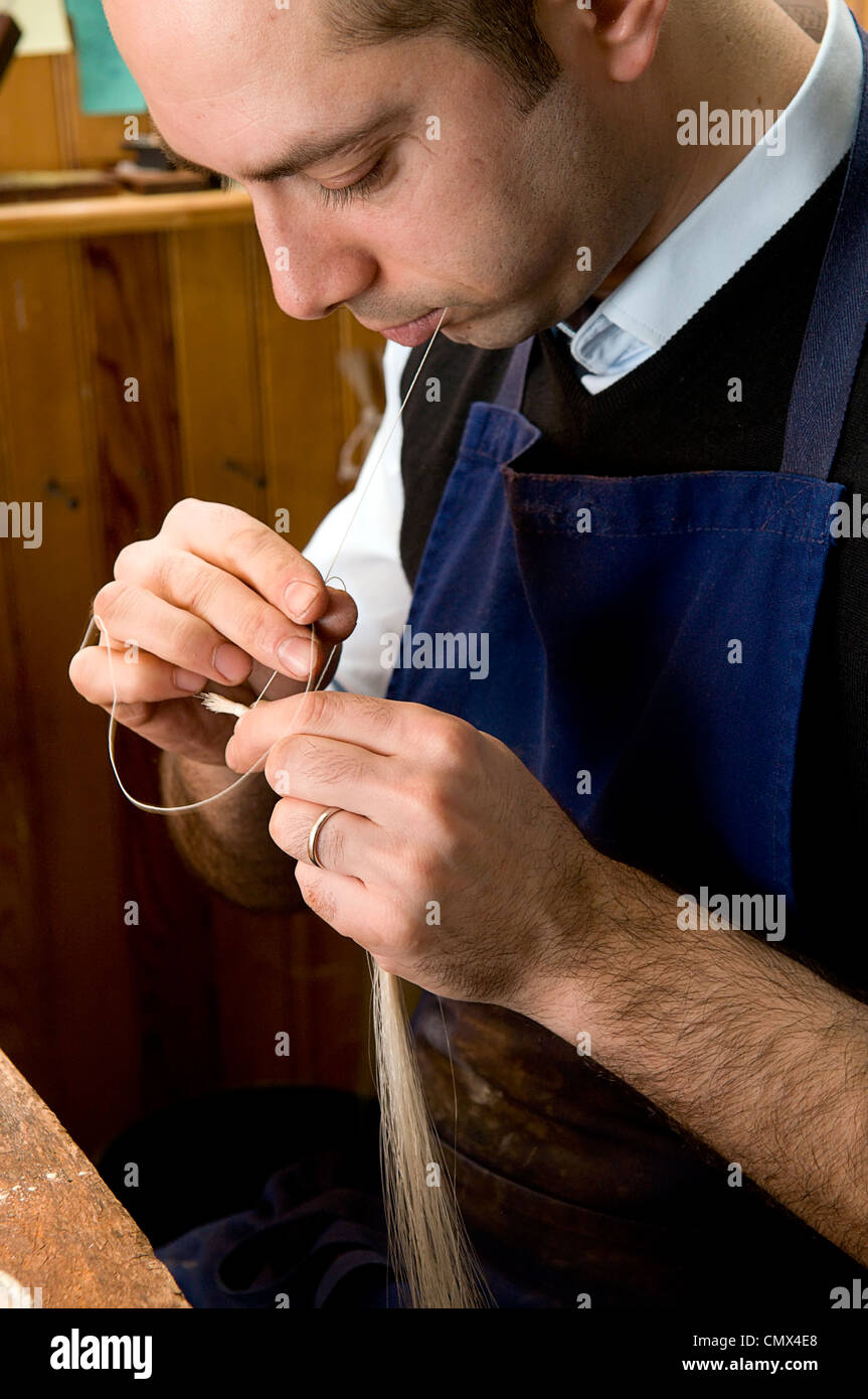 Selezionando i peli di cavallo a rehair prua Raffin Workshop Bowmakers, Parigi Foto Stock