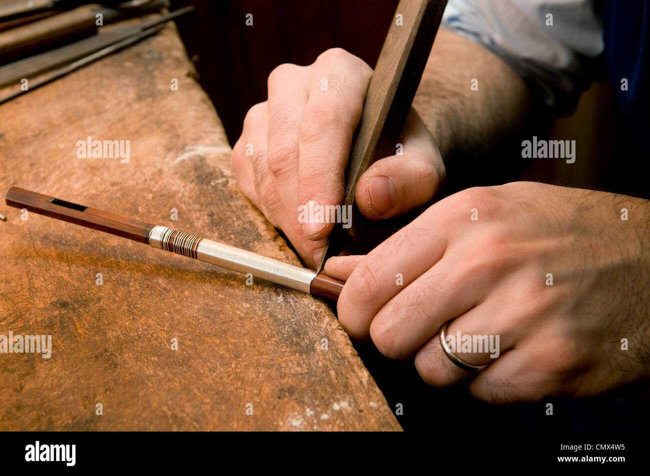 Mettere la lappatura sulla prua, Raffin Workshop Bowmakers, Parigi Foto Stock