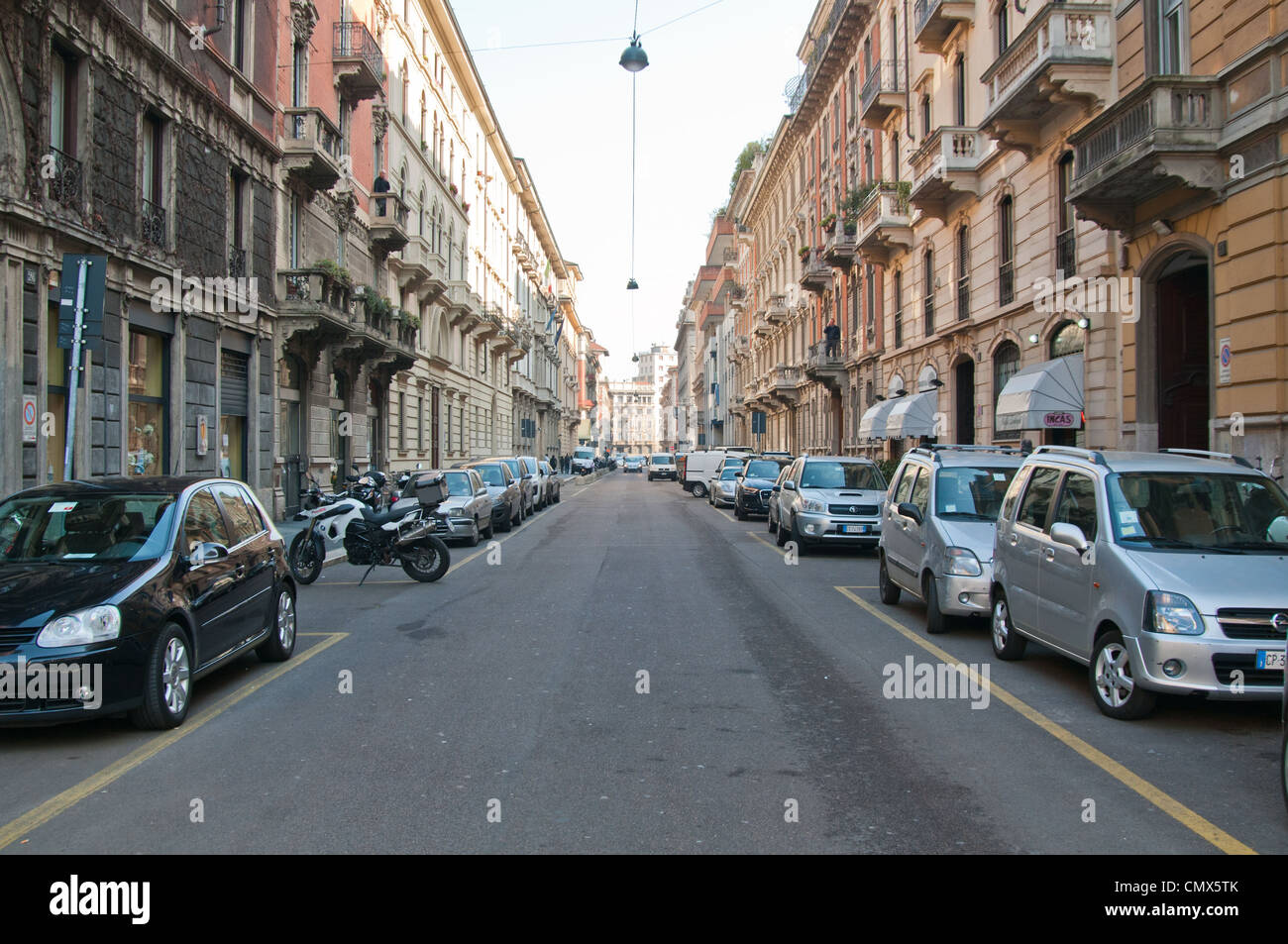 Strada residenziale a Milano Foto Stock