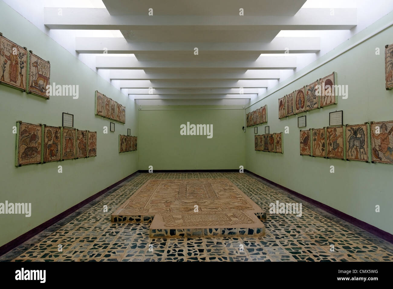 Vista interna del museo della straordinaria collezione di mosaici che sono stati trovati nella Chiesa Orientale. Foto Stock