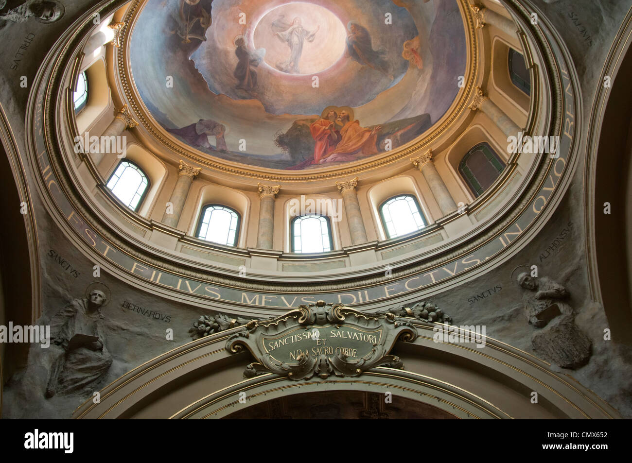Interno di una cupola di una chiesa cattolica a Bergamo Italia Foto Stock