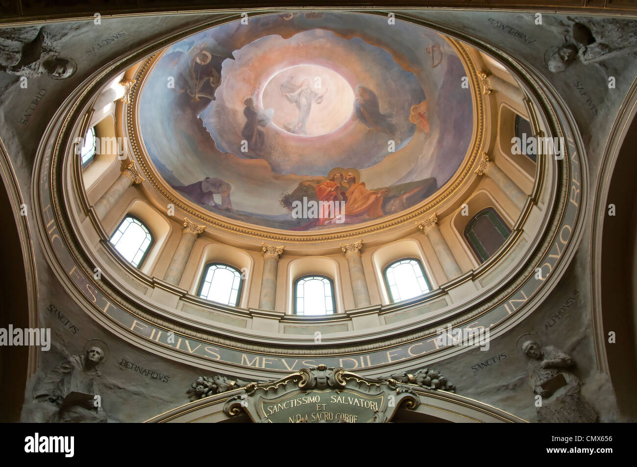 Interno di una cupola di una chiesa cattolica a Bergamo Italia Foto Stock