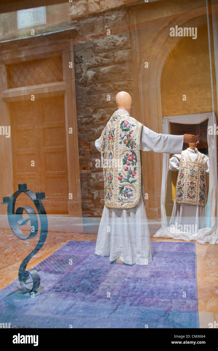 Italiano camici ecclesiastica / accappatoi in una maker negozio finestra Foto Stock
