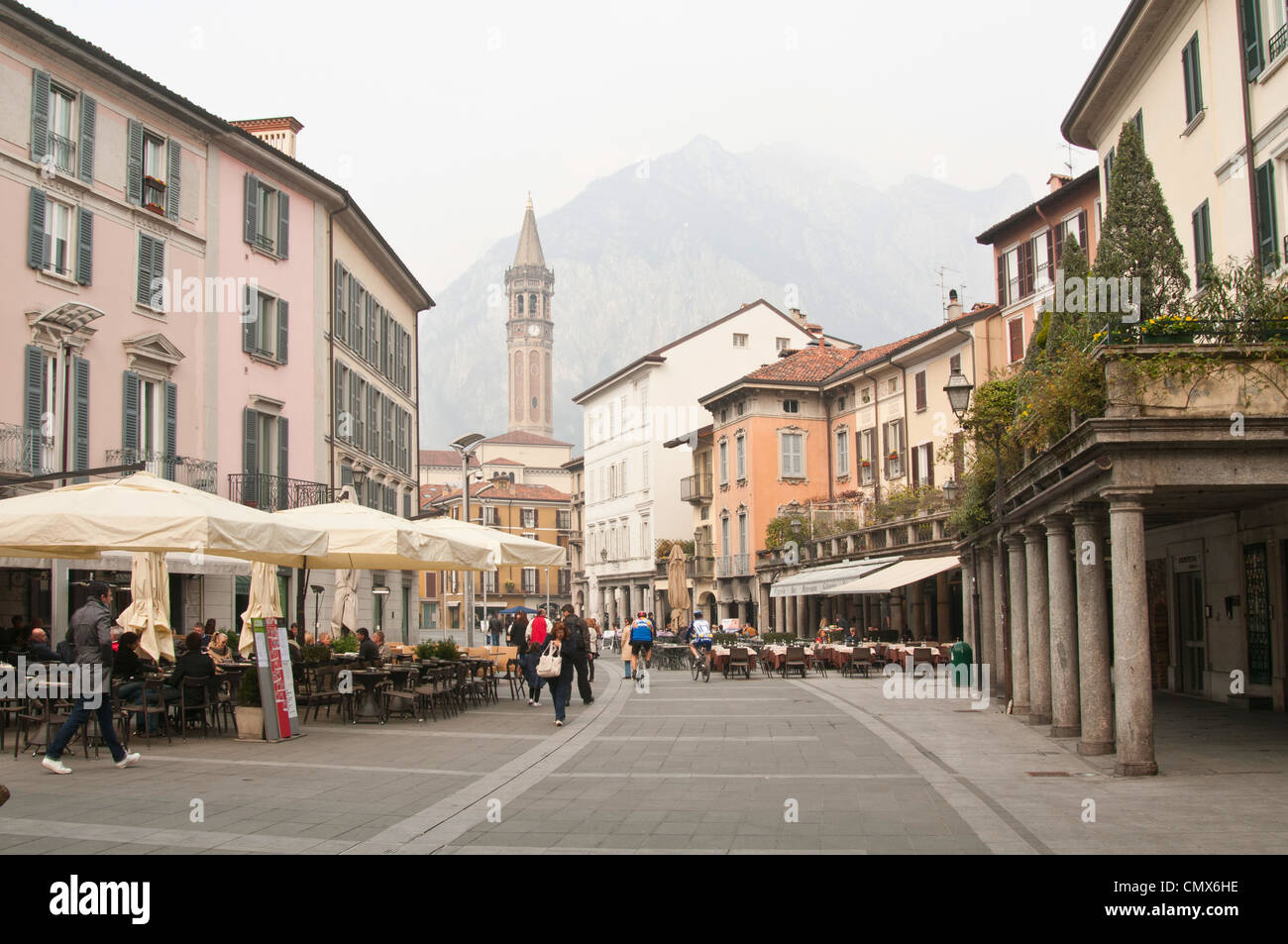 La piazza della città di Lecco, Italia. Ai piedi delle Alpi. Foto Stock