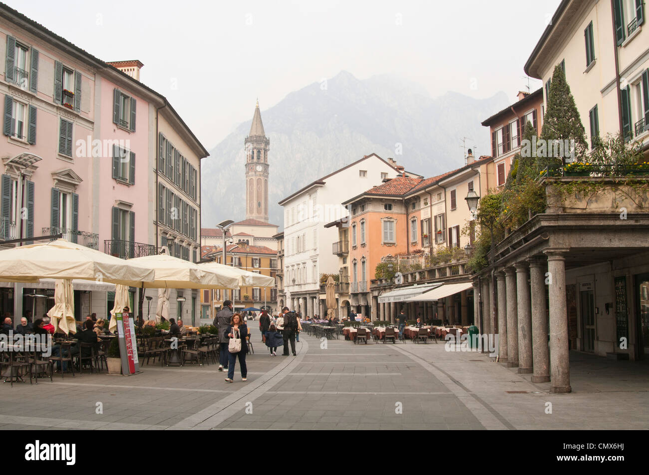 La piazza della città di Lecco, Italia. Ai piedi delle Alpi. Foto Stock