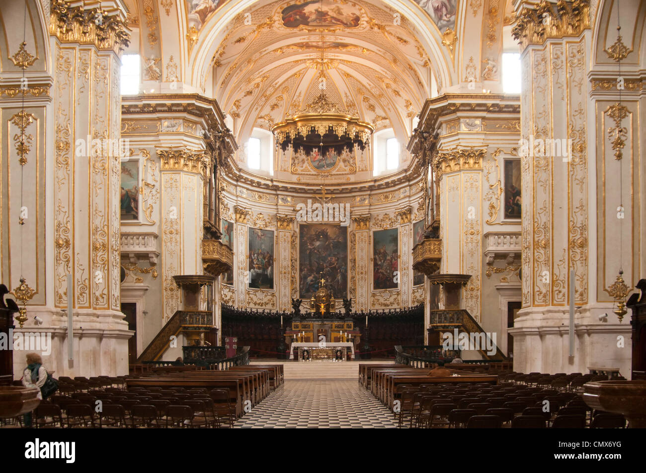 Interno di una chiesa cattolica a Bergamo Foto Stock