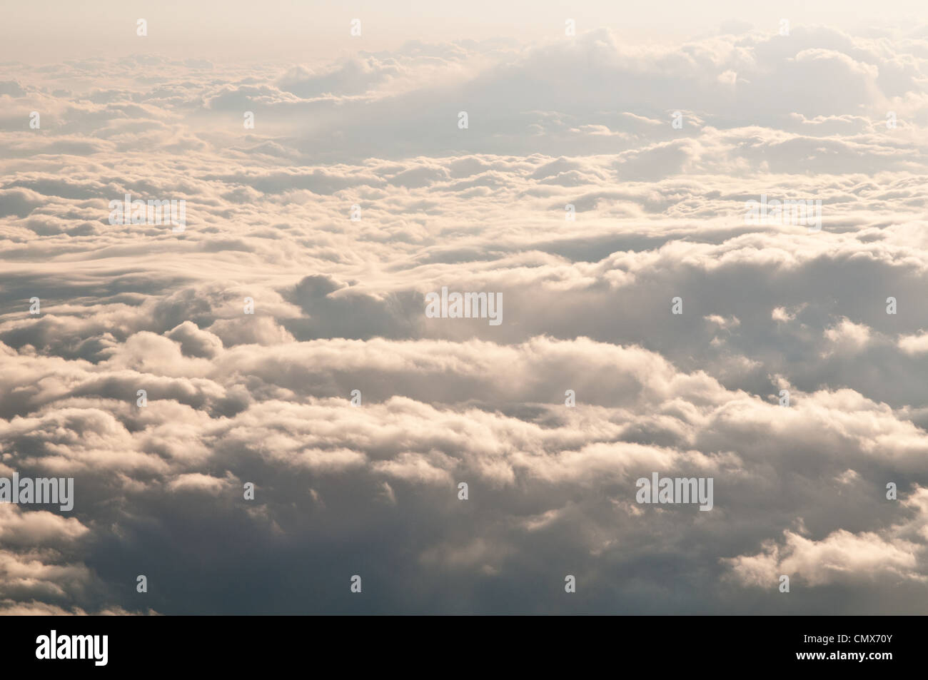 Immagine dalla cabina di un aereo sopra le nuvole. Foto Stock