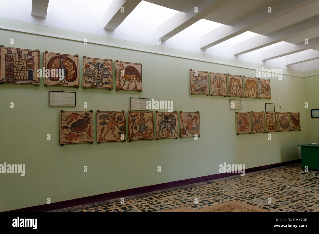 Vista interna del museo di alcuni della straordinaria collezione di mosaici che sono stati trovati nella Chiesa Orientale. Foto Stock