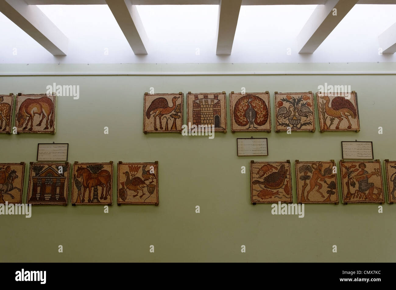 Vista interna del museo di alcuni della straordinaria collezione di mosaici che sono stati trovati nella Chiesa Orientale. Foto Stock