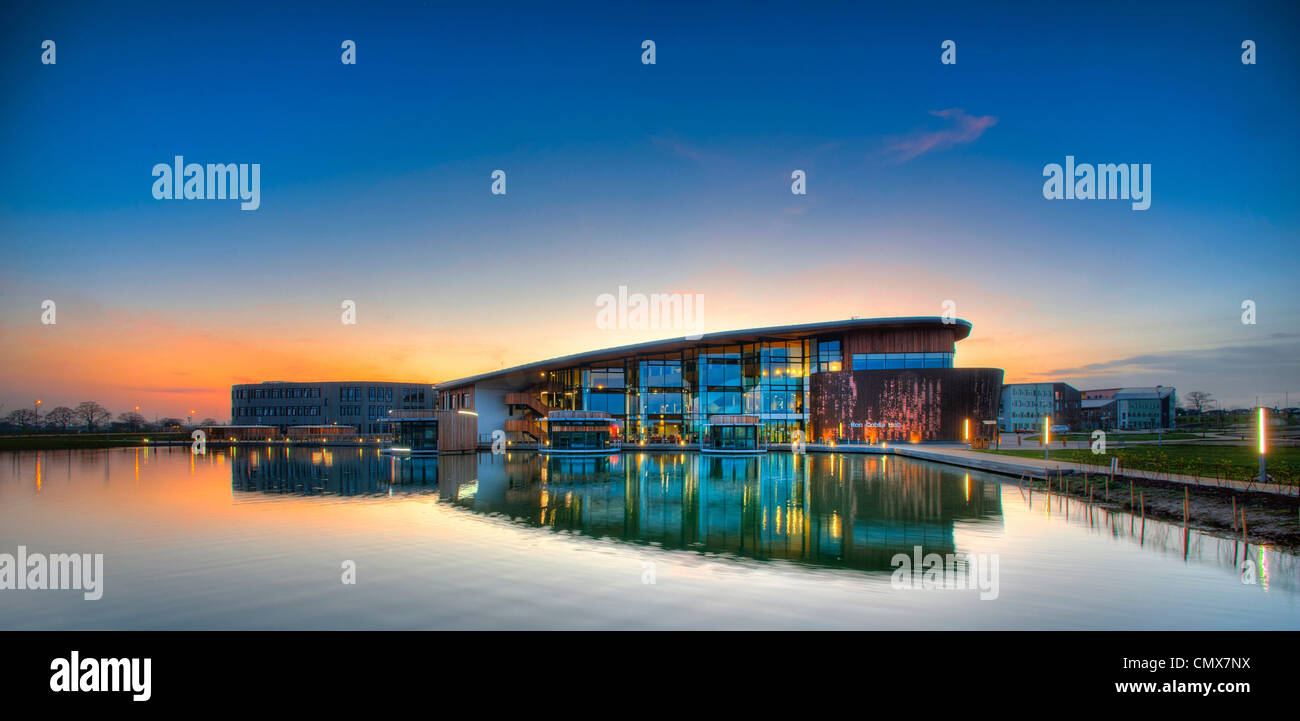 Ron Cooke Hub edificio presso il Campus East della University of York, al tramonto. York, North Yorkshire. Foto Stock