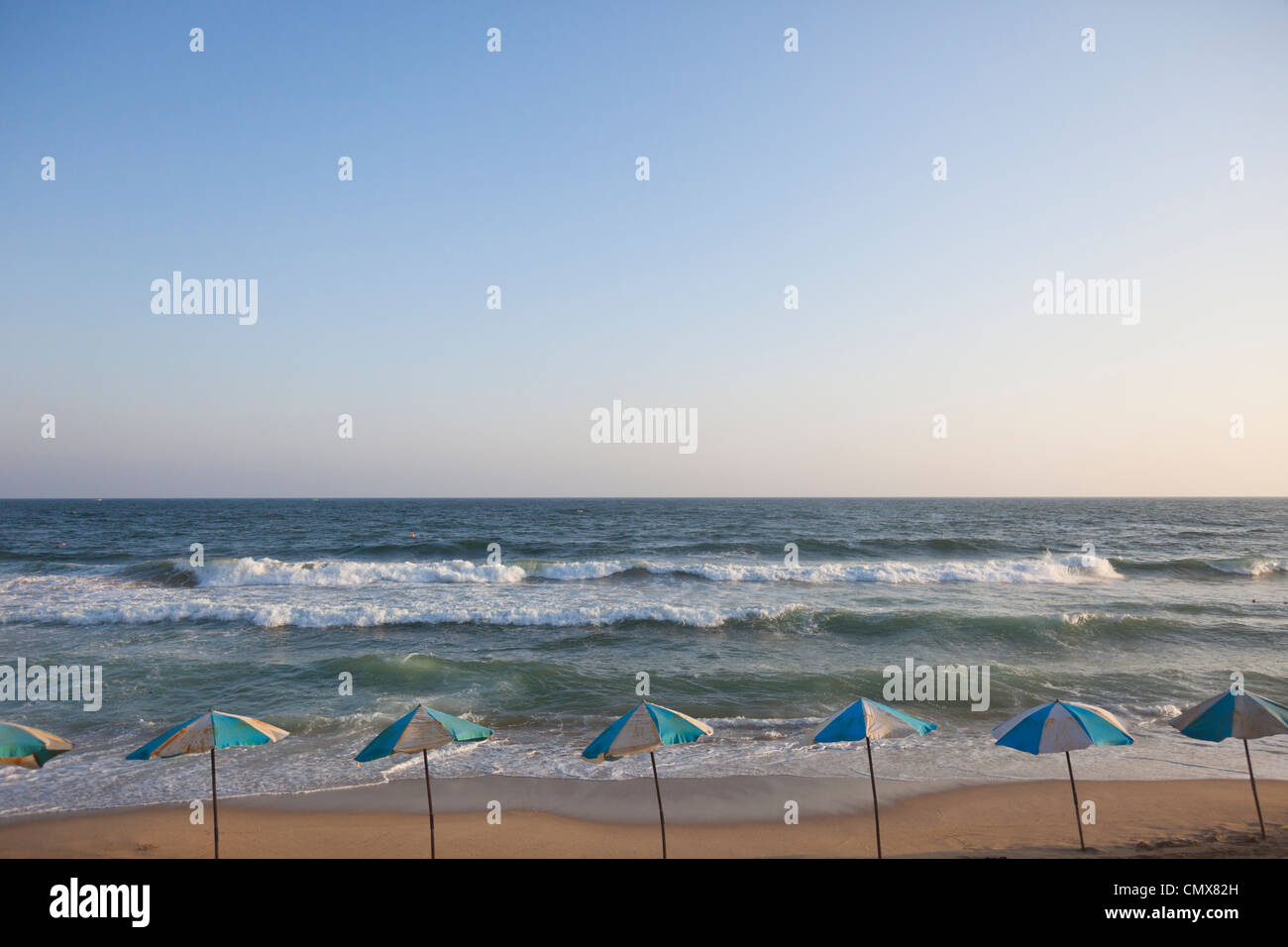 L'Egitto, la fila di ombrelloni sulla costa Foto Stock