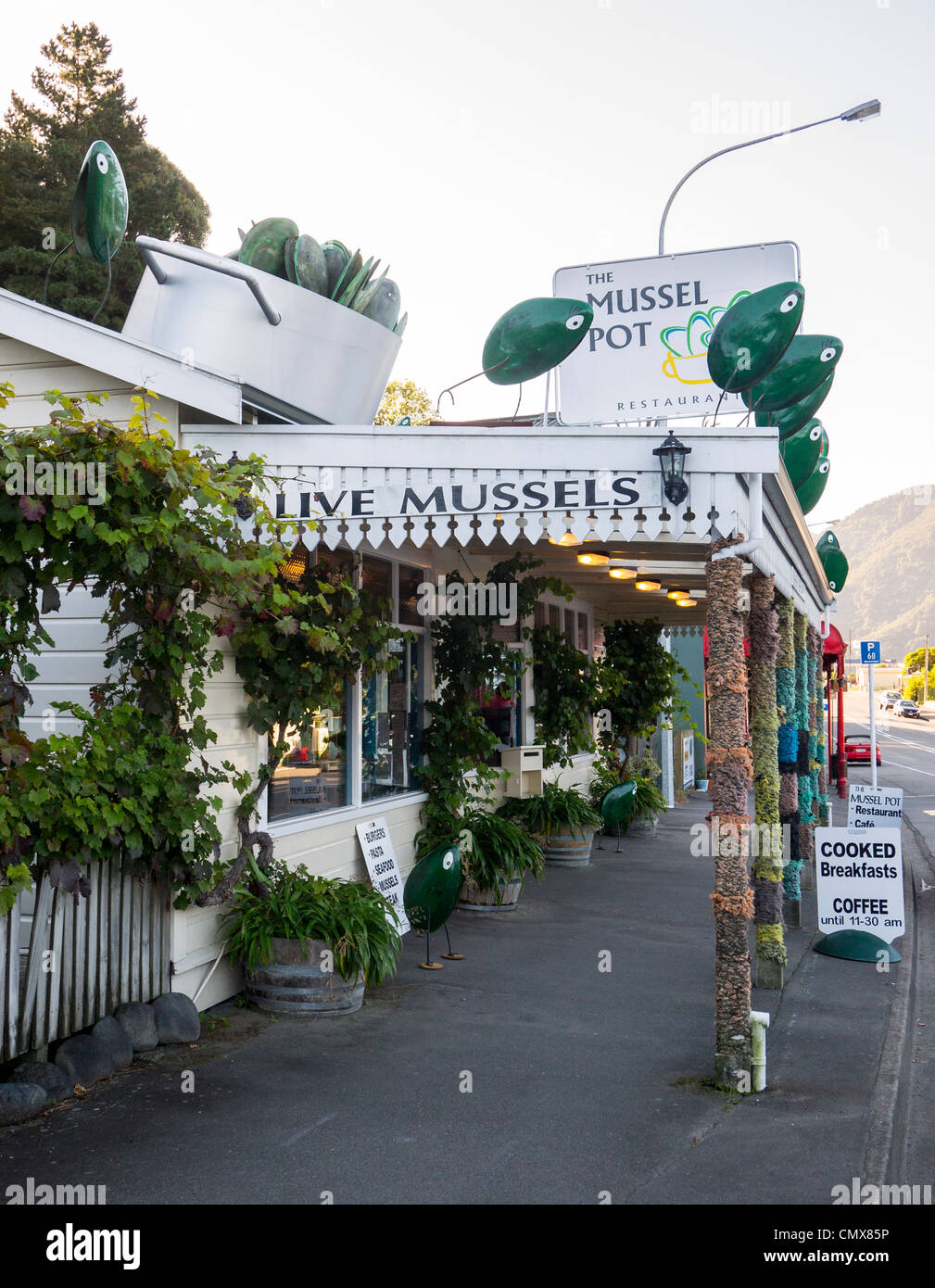 Esterno della pentola di mitilo a Havelock, un ristorante specializzato in Nuova Zelanda verde-cozze con labbro Foto Stock