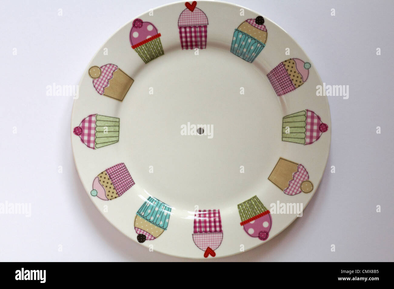 Cup cake piastra piastra decorativa con tortine su isolati su sfondo bianco Foto Stock